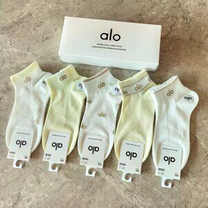 A37- New ALO Yoga Women's Cream & White Gold Logo Ankle Socks 5-Pack